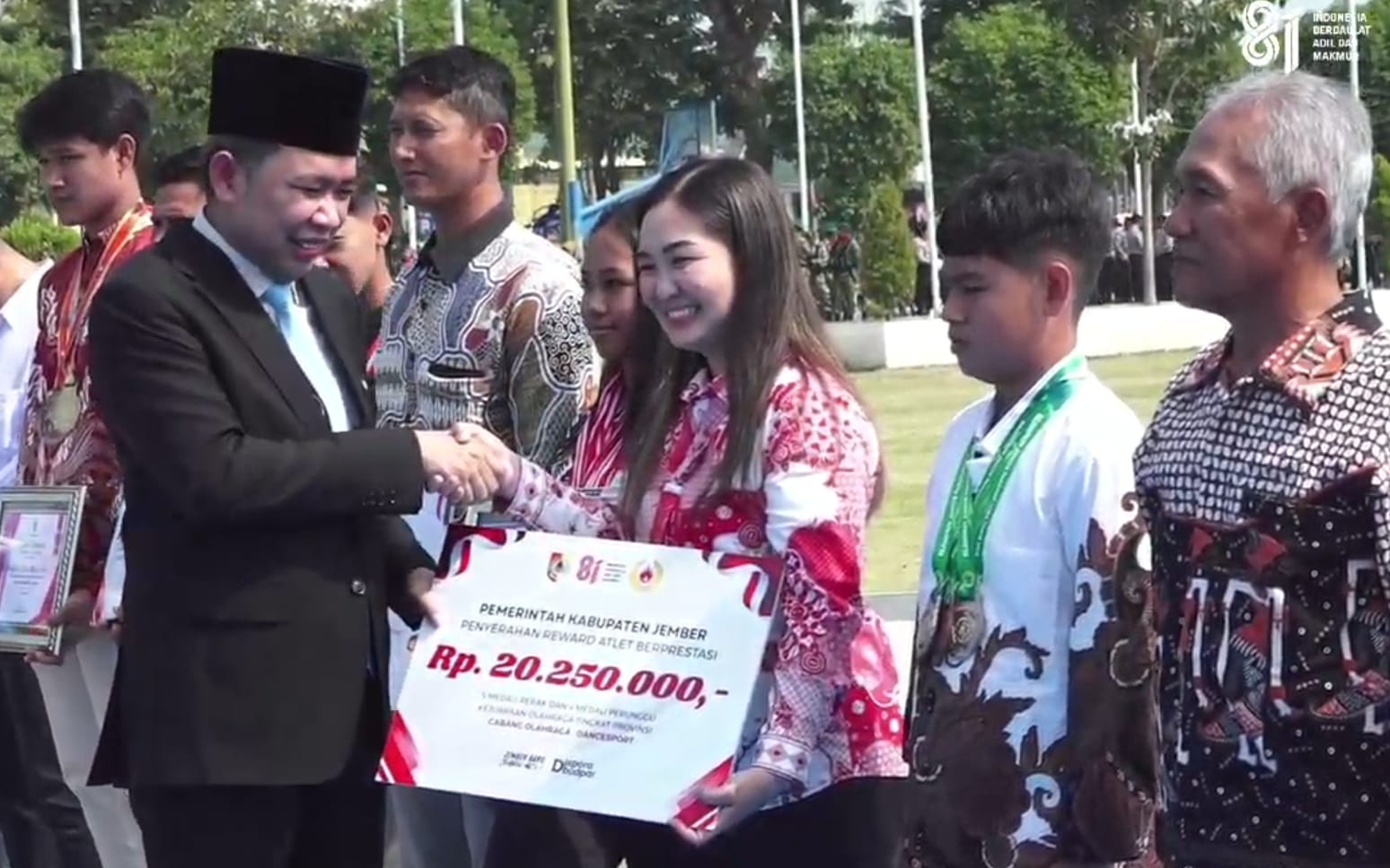 Malam Renungan Suci, Pagi Hari Bupati Fawait Beri Penghargaan Pada Pelatih dan Atlet Berprestasi