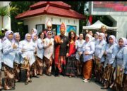 Lansia Klojen Buktikan Usia Bukan Penghalang, Gema Angklung Menggetarkan Balai Kota Malang