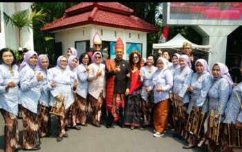 Lansia Klojen Buktikan Usia Bukan Penghalang, Gema Angklung Menggetarkan Balai Kota Malang