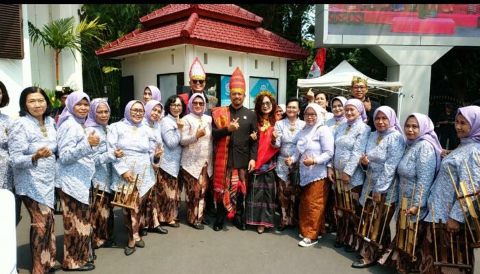 Lansia Klojen Buktikan Usia Bukan Penghalang, Gema Angklung Menggetarkan Balai Kota Malang