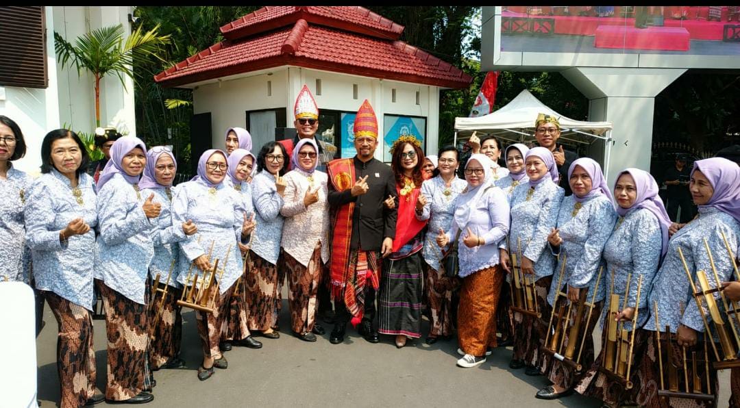 Lansia Klojen Buktikan Usia Bukan Penghalang, Gema Angklung Menggetarkan Balai Kota Malang
