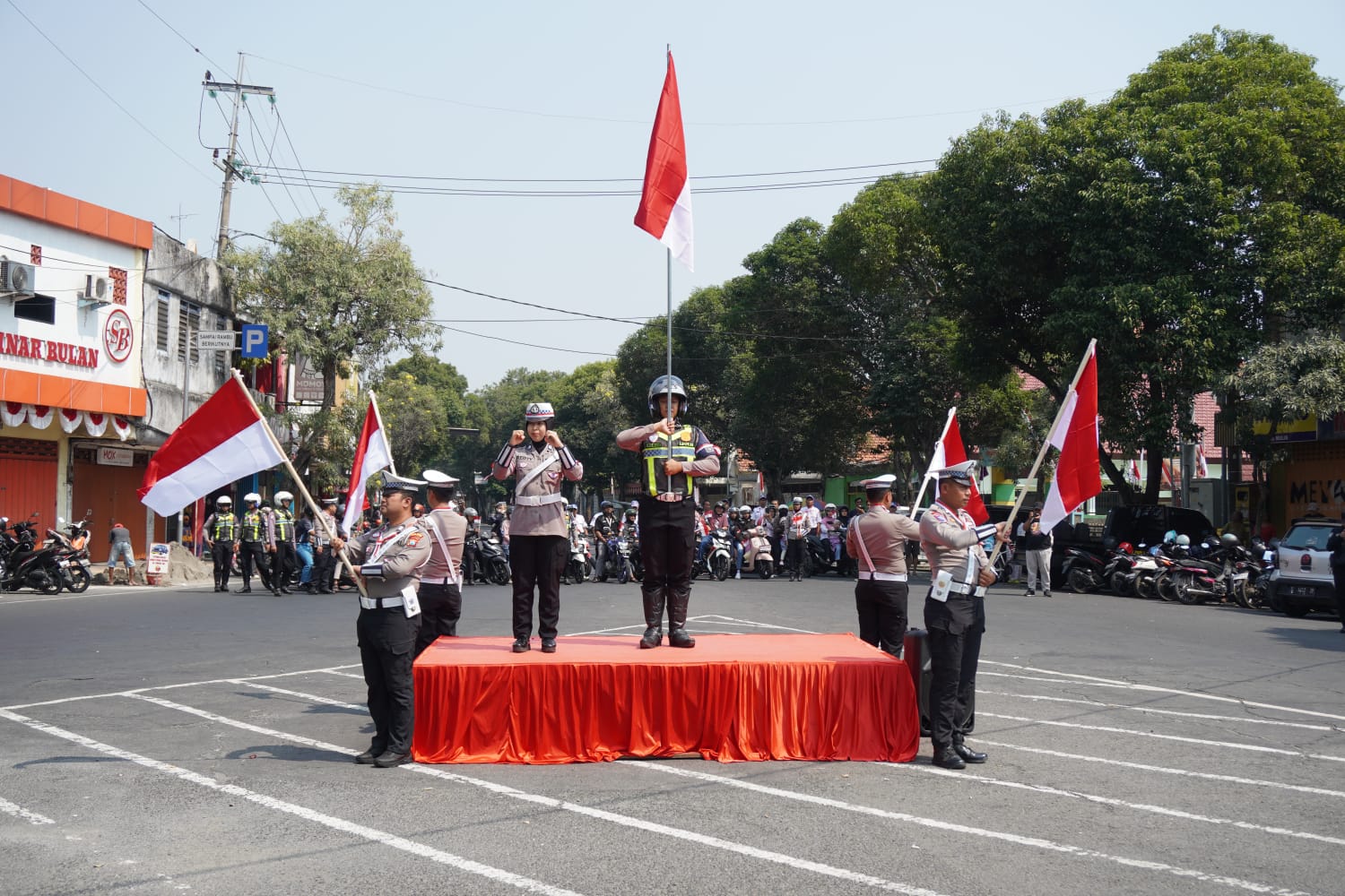 5 Menit Hening di Ringin Contong Jombang, Pengendara Matikan Mesin Peringati HUT RI