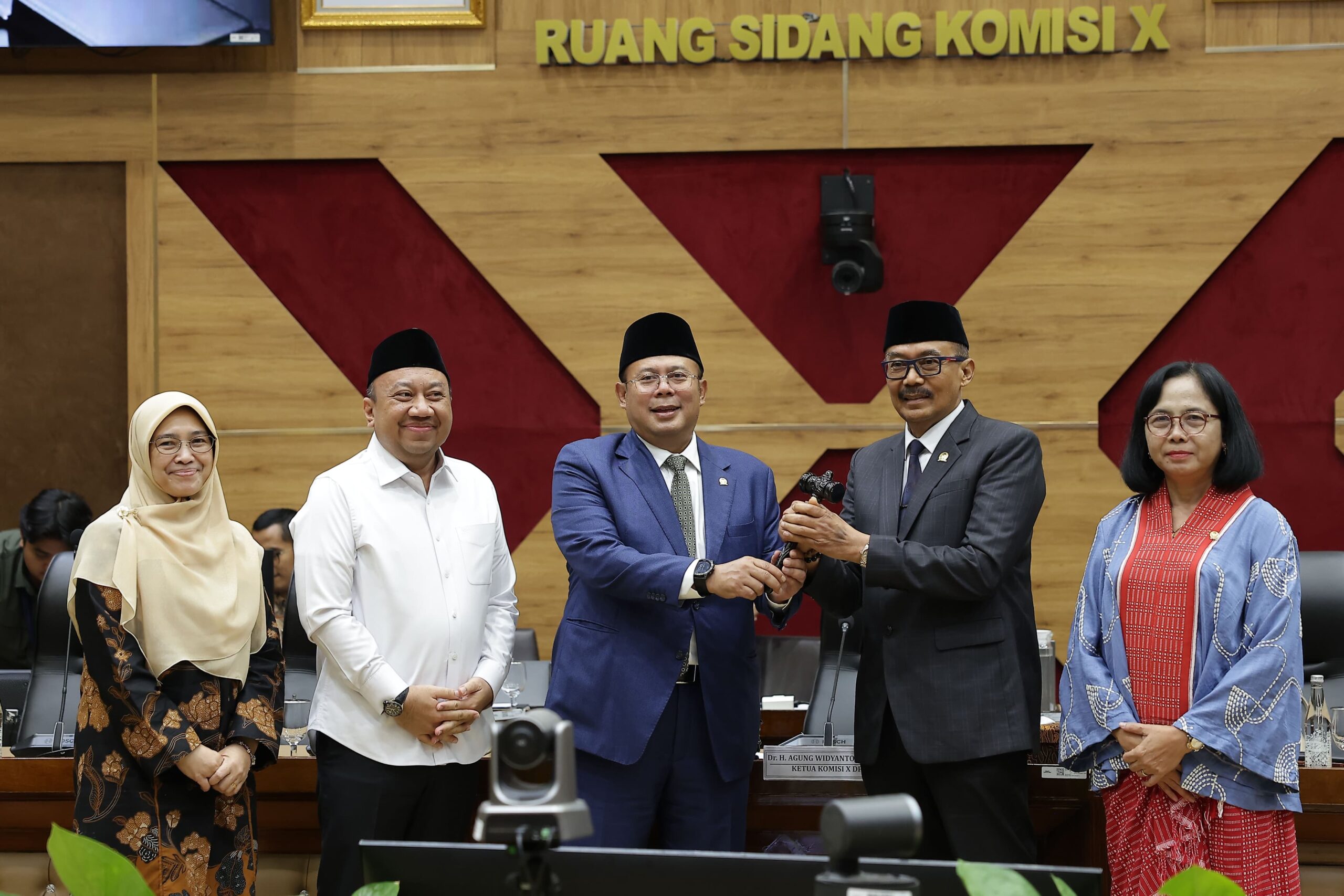 Gantikan Hetifah, Agung Widyantoro Langsung Hadapi PR Besar Komisi X DPR