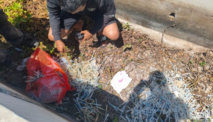 Ribuan Jarum Suntik Bekas Ditemukan Berserakan di Saluran Air Exit Tol Juanda Sidoarjo, Diduga Berasal dari RS di Surabaya
