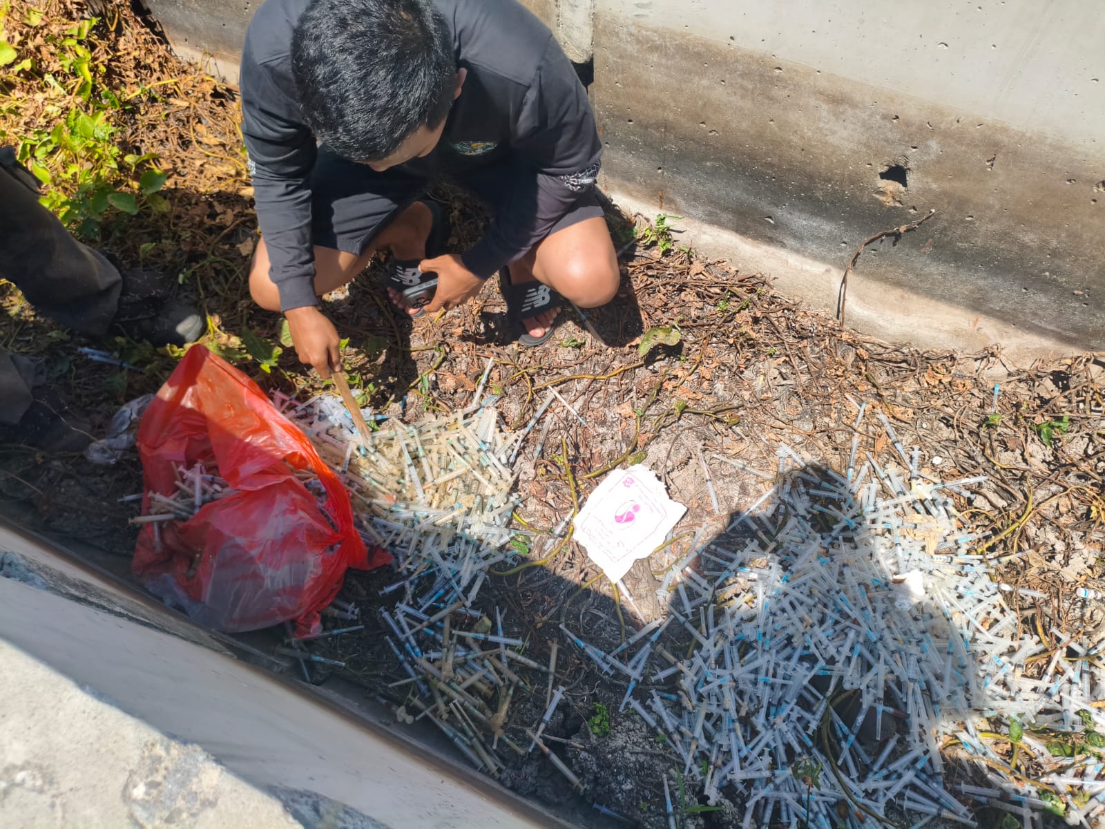 Ribuan Jarum Suntik Bekas Ditemukan Berserakan di Saluran Air Exit Tol Juanda Sidoarjo, Diduga Berasal dari RS di Surabaya