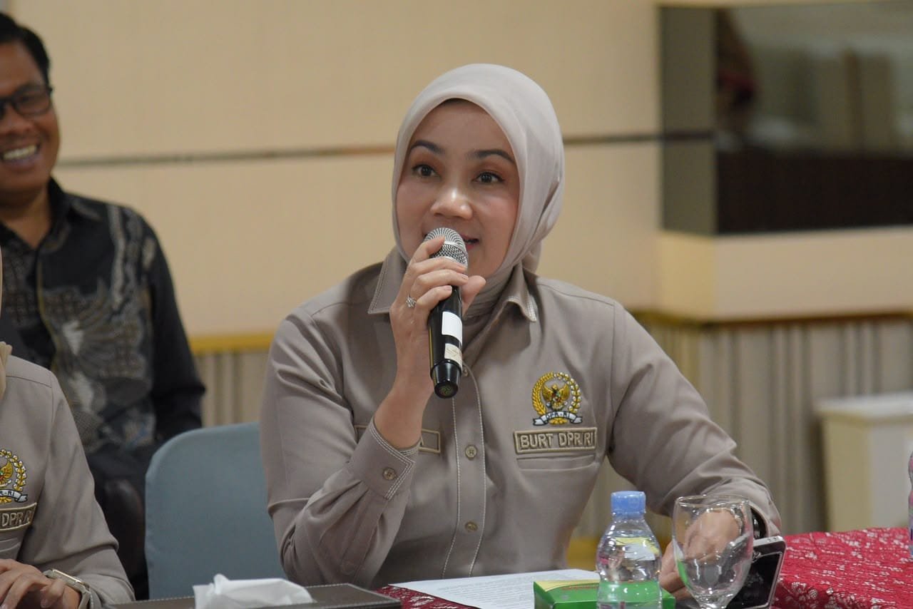 Kebakaran Desa Adat Sade Ganggu Ekonomi Warga, DPR Dorong Anggaran BNPB Diperkuat