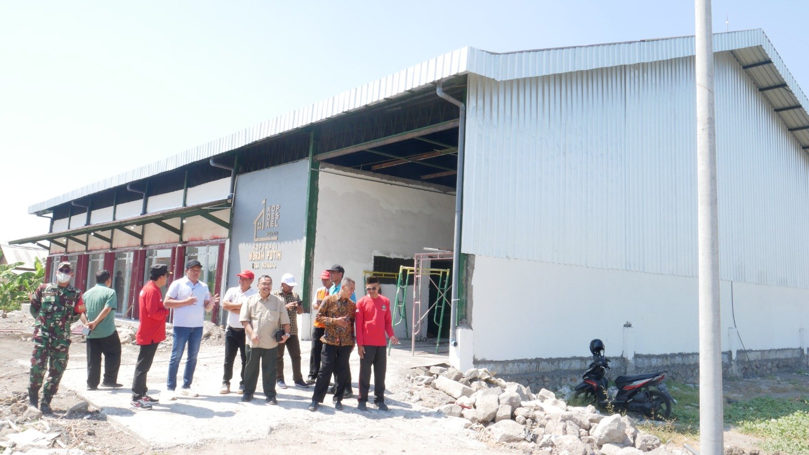 Untuk Memudahkan Kegiatan Usaha KDMP di Ngingas Waru, Bupati Sidoarjo Bakal Perlebar Akses Jalan