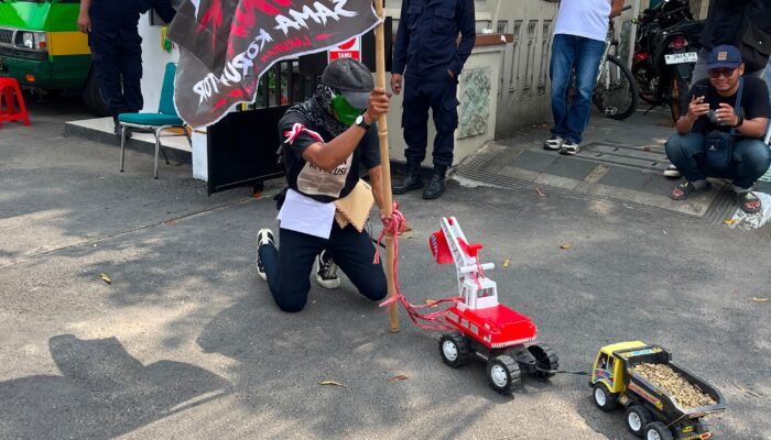 Mat Tohek Melakukan Aksi Jalan Mundur dari Tugu Pancasila hingga DPRD Blora, Soroti Dugaan Sogokan Rp300 Ribu Proyek Sekolah Rakyat
