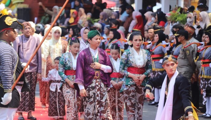 Kirab Pusaka Hari Jadi ke-832 Trenggalek, Novita Hardini Ajak Warga Songsong Masa Depan