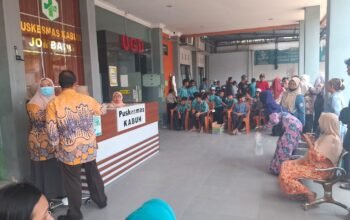 Diduga Keracunan MBG, Puluhan Siswa SMPN Kabuh Jombang Dibawa ke Puskesmas