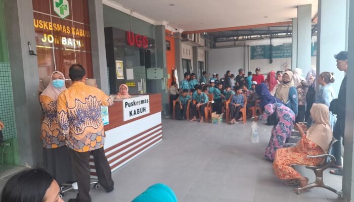 Diduga Keracunan MBG, Puluhan Siswa SMPN Kabuh Jombang Dibawa ke Puskesmas