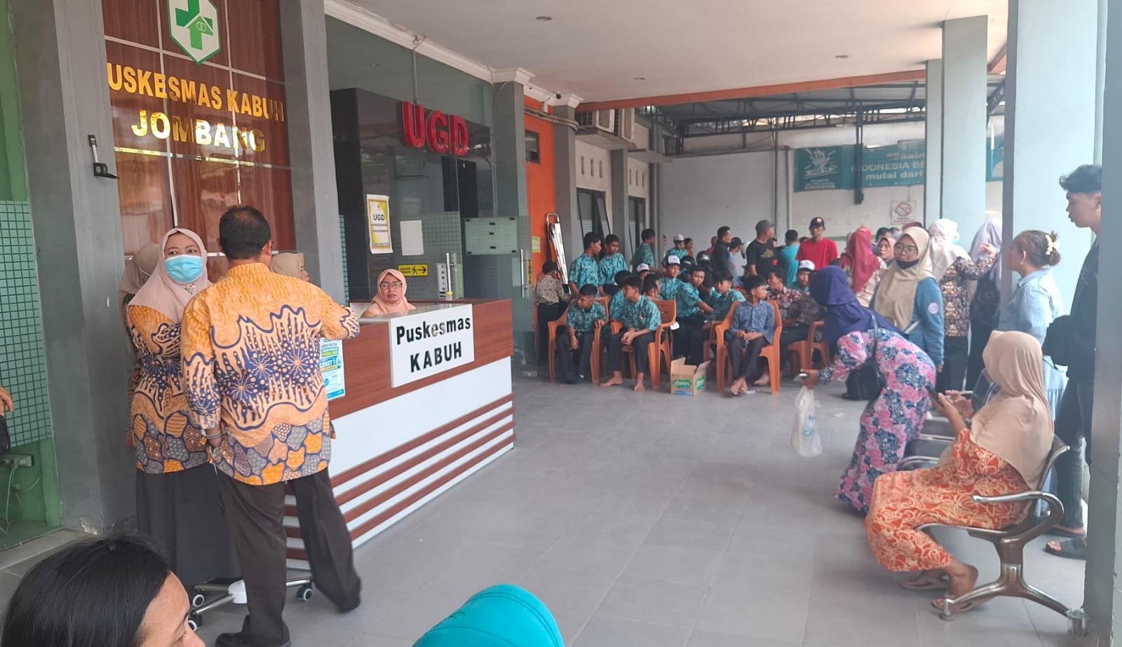Diduga Keracunan MBG, Puluhan Siswa SMPN Kabuh Jombang Dibawa ke Puskesmas
