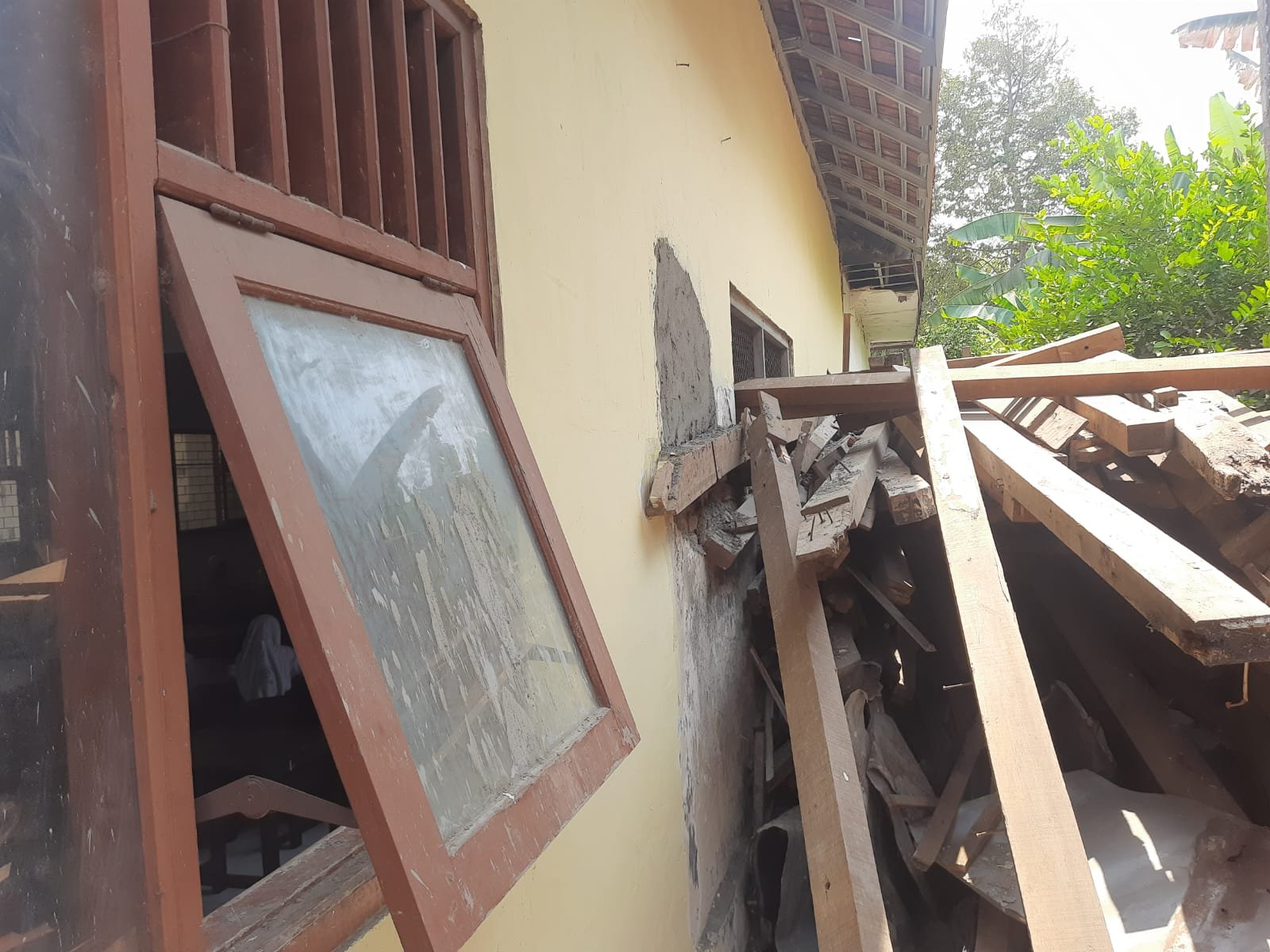 Proyek SDN Jarak 1 Jombang Rampung, Tapi Sekolah Keluhkan Finishing dan Listrik Belum Tuntas