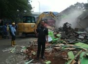 Batas Waktu Habis, Belasan Warung di RTH Gor Ken Arok Akhirnya Dibongkar Paksa