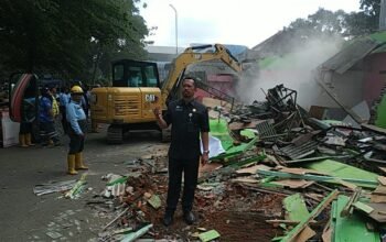 Batas Waktu Habis, Belasan Warung di RTH Gor Ken Arok Akhirnya Dibongkar Paksa