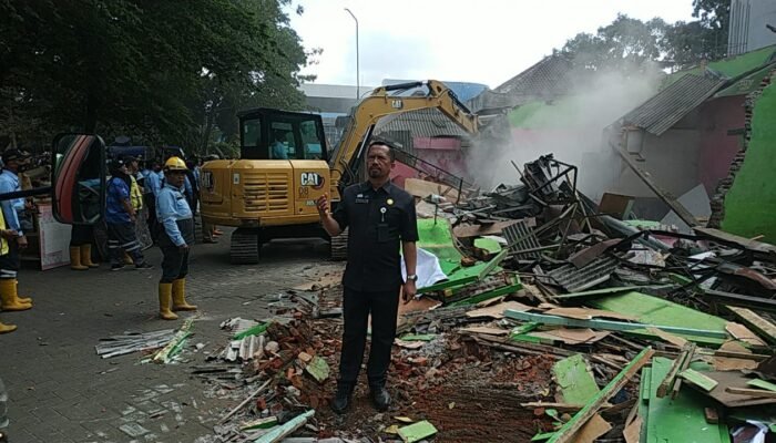 Batas Waktu Habis, Belasan Warung di RTH Gor Ken Arok Akhirnya Dibongkar Paksa