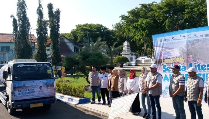 Bupati Sampang Lepas Truk Penyaluran Bantuan  Sejuta Air Bersih