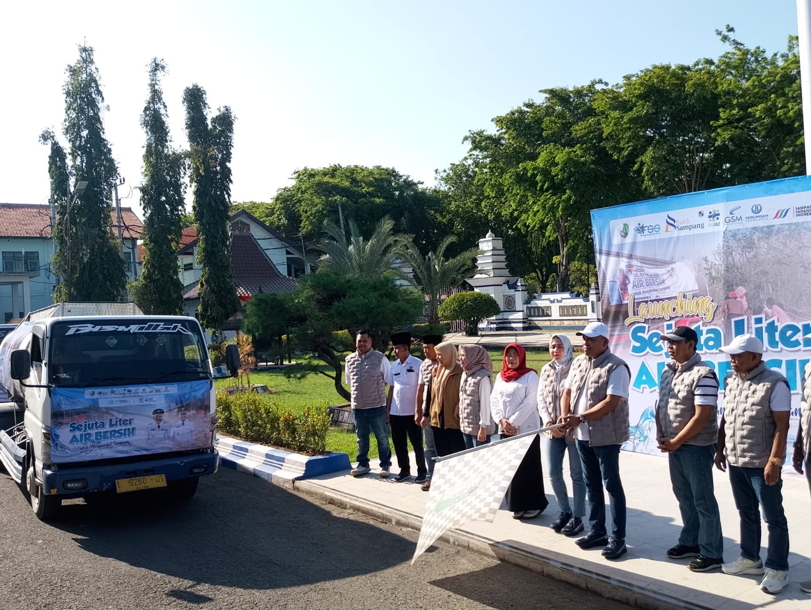 Bupati Sampang Lepas Truk Penyaluran Bantuan Sejuta Air Bersih