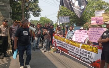 FRMJ Geruduk Pemkab Jombang, Minta Pabrik Plastik Jian You di Mojoagung Ditutup