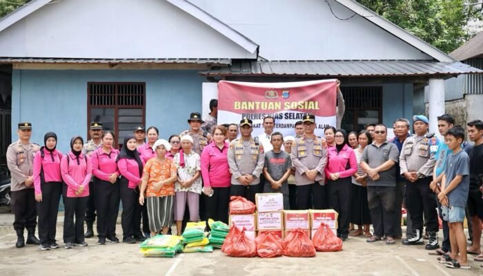 Polres Nisel Salurkan Bantuan Kepada Warga Terdampak Banjir