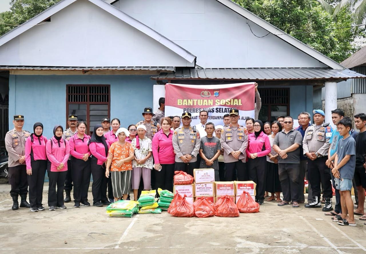 Polres Nisel Salurkan Bantuan Kepada Warga Terdampak Banjir