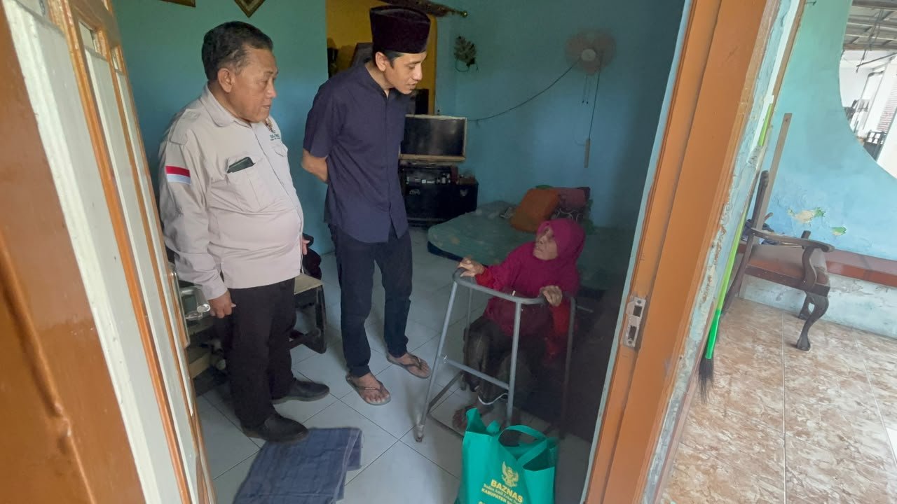 Gercep, Gus Jazuk Sambangi Mbah Karmini, Lansia Sebatang Kara Akhirnya Dibawa ke Liponsos