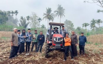 Cindy Monica Dorong Mekanisasi Pertanian, Petani Lima Puluh Kota Dapat Traktor