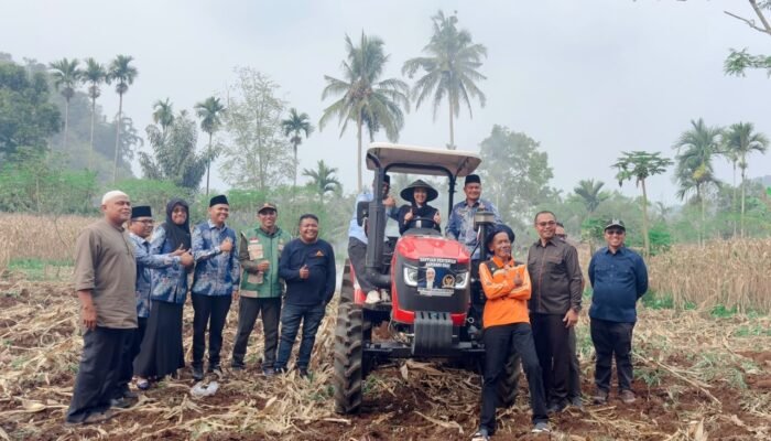 Cindy Monica Dorong Mekanisasi Pertanian, Petani Lima Puluh Kota Dapat Traktor
