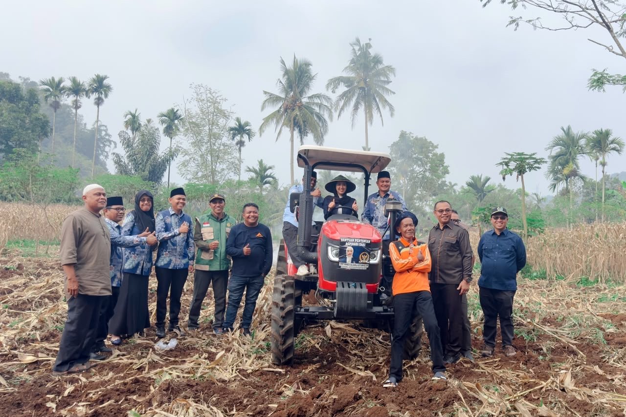 Cindy Monica Dorong Mekanisasi Pertanian, Petani Lima Puluh Kota Dapat Traktor