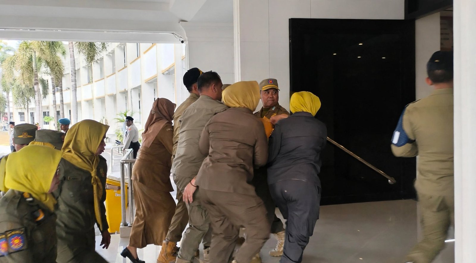 Sempat Bersitegang, Kepala Dinas Koperasi Sartini Pingsan Saat Hadapi Pendemo