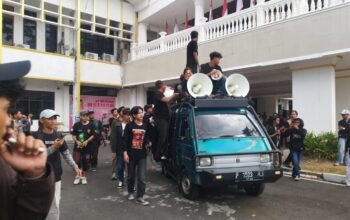 Sempat Bersitegang, Kepala Dinas Koperasi Sartini Pingsan Saat Hadapi Pendemo