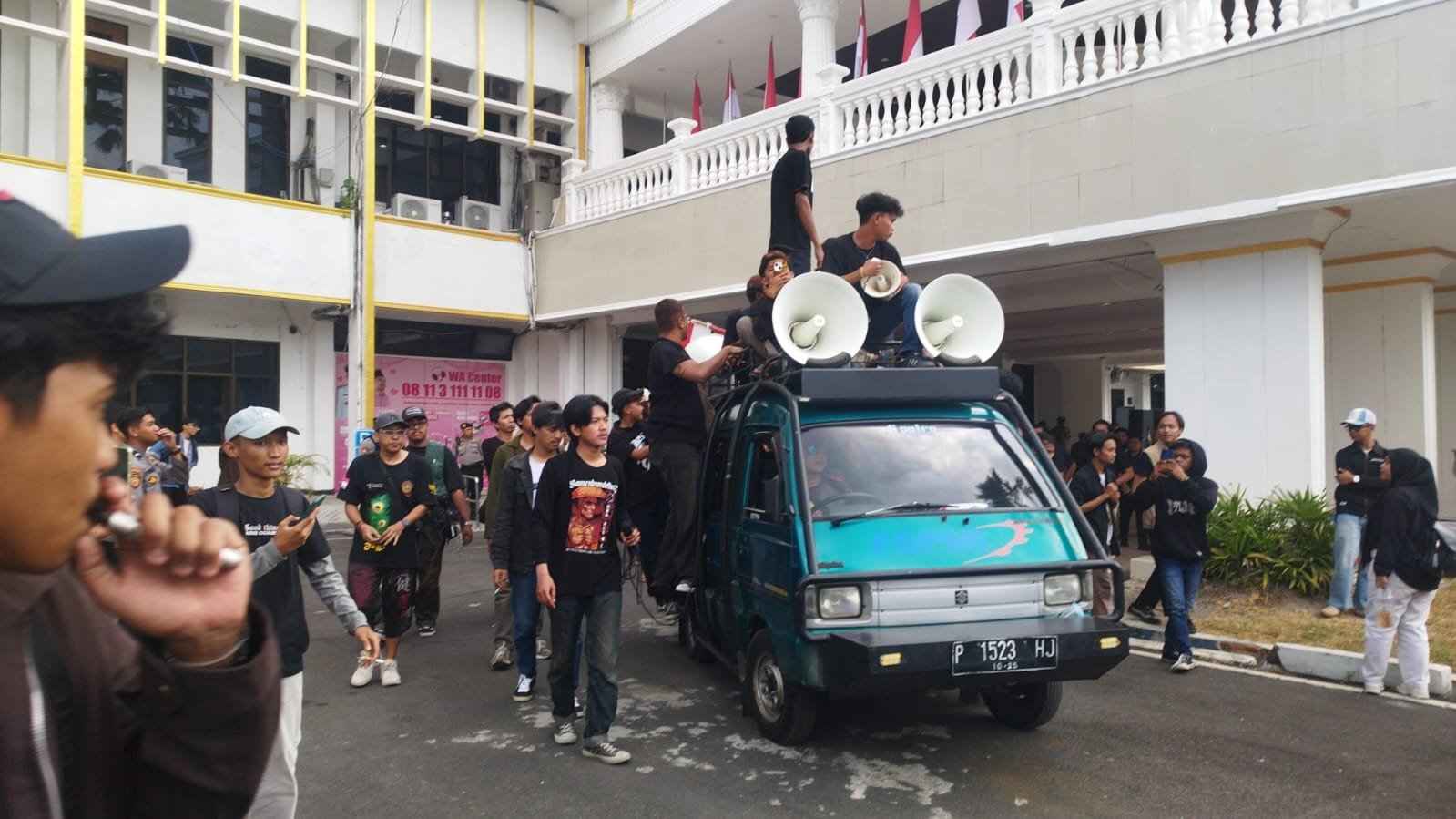 Sempat Bersitegang, Kepala Dinas Koperasi Sartini Pingsan Saat Hadapi Pendemo