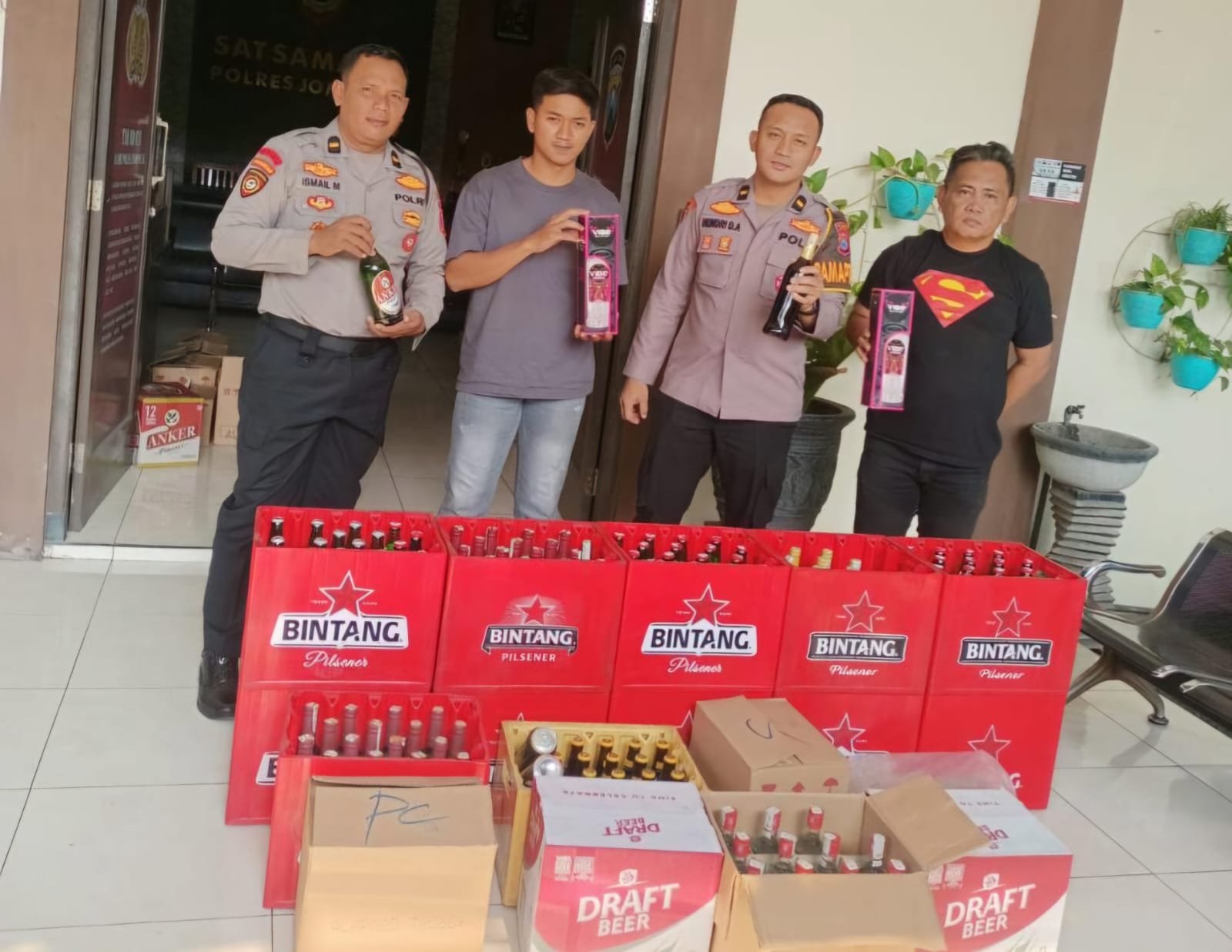 Peredaran Miras Ilegal di Wonosalam Jombang Dibongkar, Ratusan Botol Disita