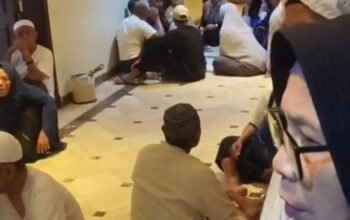 82 Jamaah Umrah Jombang Belum Bisa Pulang, Travel Disebut Sudah Transfer Rp15,6 Miliar