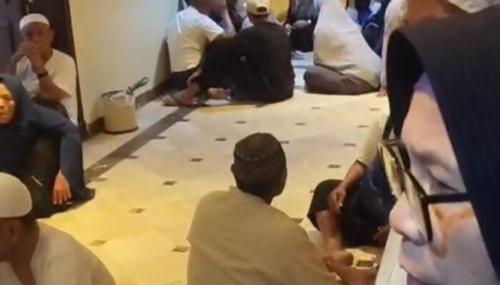 82 Jamaah Umrah Jombang Belum Bisa Pulang, Travel Disebut Sudah Transfer Rp15,6 Miliar