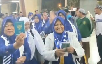83 Jemaah Umrah Jombang Akhirnya Pulang ke Indonesia, Tiket Beli Sendiri