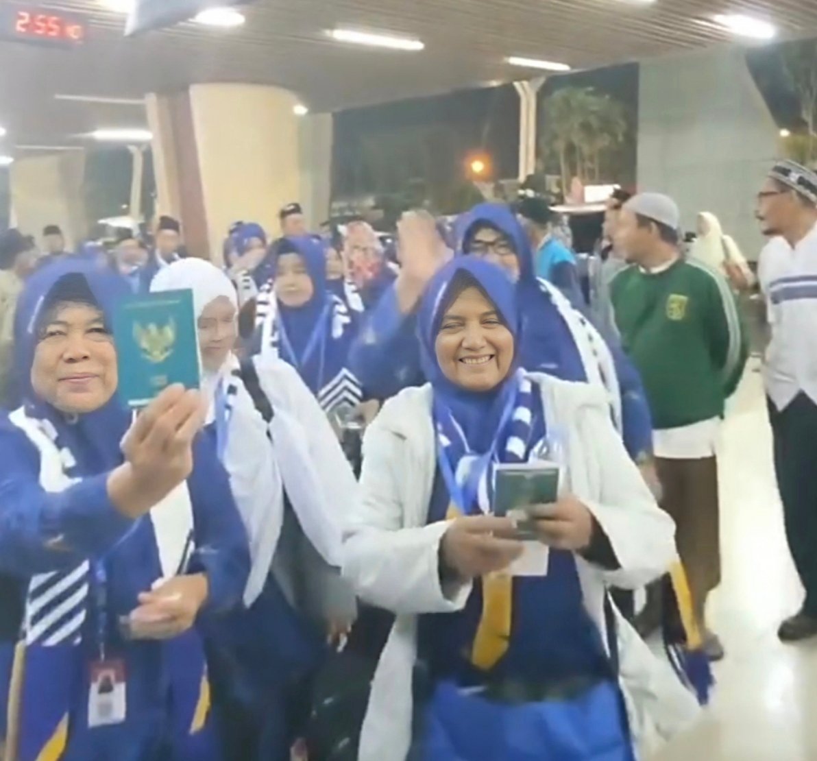 83 Jemaah Umrah Jombang Akhirnya Pulang ke Indonesia, Tiket Beli Sendiri