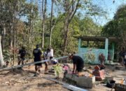 Pakai Dana Pribadi, Wakil Ketua Dewan Fatmawati Bantu Pasang Lampu Penerangan Makam Warga Dusun Curahlembu