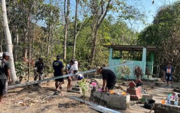 Pakai Dana Pribadi, Wakil Ketua Dewan Fatmawati Bantu Pasang Lampu Penerangan Makam Warga Dusun Curahlembu