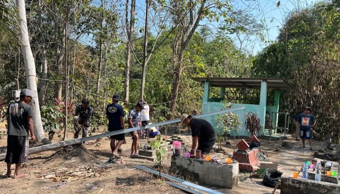 Pakai Dana Pribadi, Wakil Ketua Dewan Fatmawati Bantu Pasang Lampu Penerangan Makam Warga Dusun Curahlembu