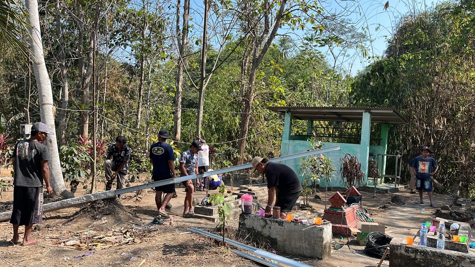 Pakai Dana Pribadi, Wakil Ketua Dewan Fatmawati Bantu Pasang Lampu Penerangan Makam Warga Dusun Curahlembu