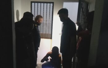 Razia Lapas Kelas I Surabaya Bongkar Senjata Rakitan hingga Charger, 71 Orang Jalani Tes Urine