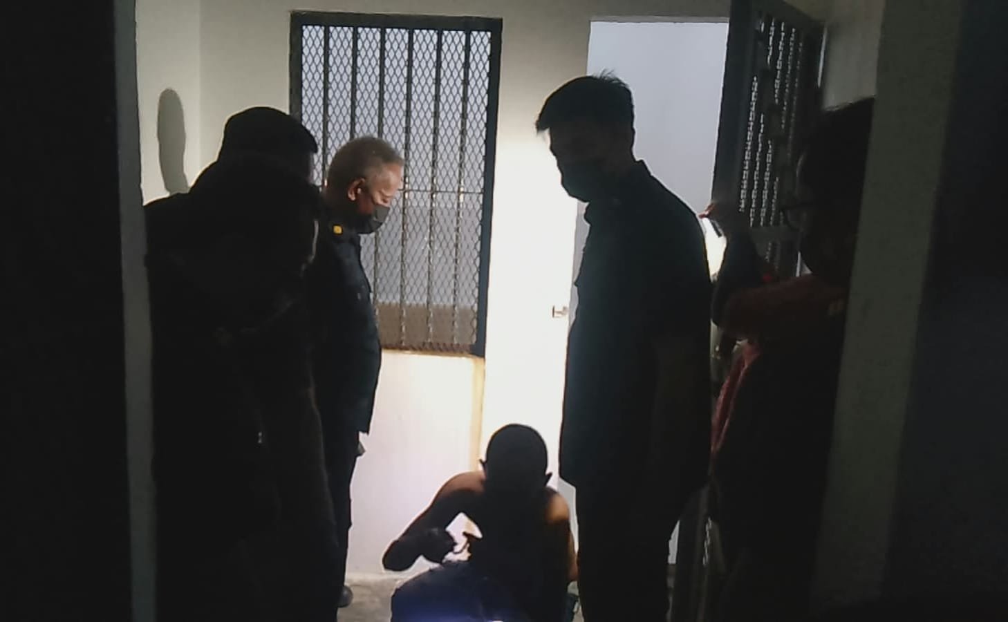 Razia Lapas Kelas I Surabaya Bongkar Senjata Rakitan hingga Charger, 71 Orang Jalani Tes Urine
