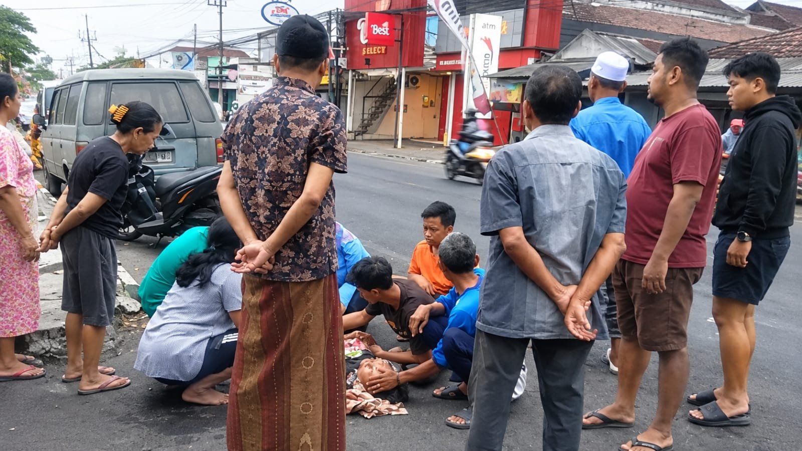 Nenek Pejalan Kaki Jadi Korban Tabrak Motor di Jalan Raya Pakisaji