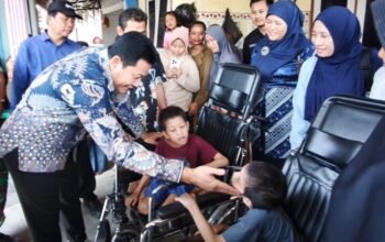 Bupati Sidoarjo Salurkan Bantuan Kursi Roda Kepada Anak-anak Berkebutuhan Khusus