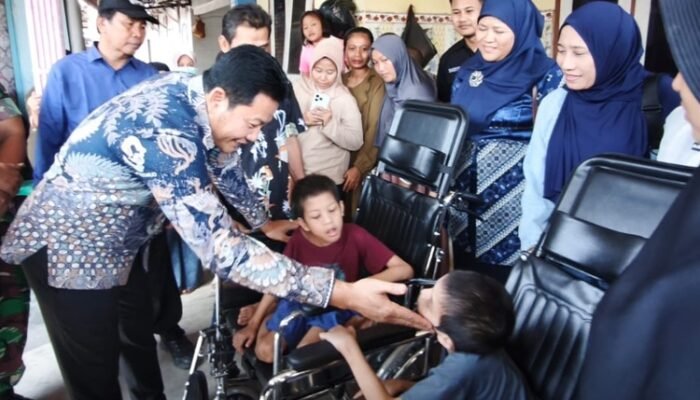 Bupati Sidoarjo Salurkan Bantuan Kursi Roda Kepada Anak-anak Berkebutuhan Khusus
