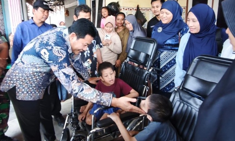 Bupati Sidoarjo Salurkan Bantuan Kursi Roda Kepada Anak-anak Berkebutuhan Khusus