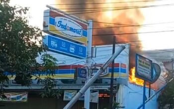 Kebakaran Hebat Lahap Gerai Indomaret di Perumtas 3 Tulangan, Diduga Akibat Korsleting Listrik