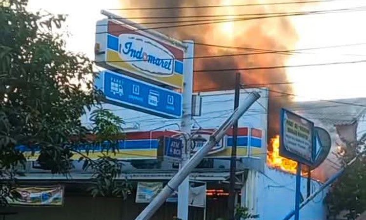 Kebakaran Hebat Lahap Gerai Indomaret di Perumtas 3 Tulangan, Diduga Akibat Korsleting Listrik