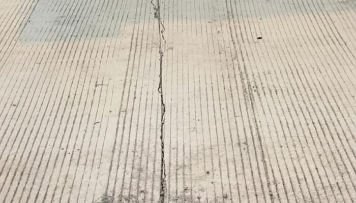 Komisi C Sebut Proyek Sekolah Rakyat Baik-baik Saja, Jalan Cor Diduga Retak Ditutup Kain